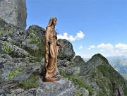 72 Mi abbasso verso il sentiero per il Pescegallo  alla Madonnina a ricordo 